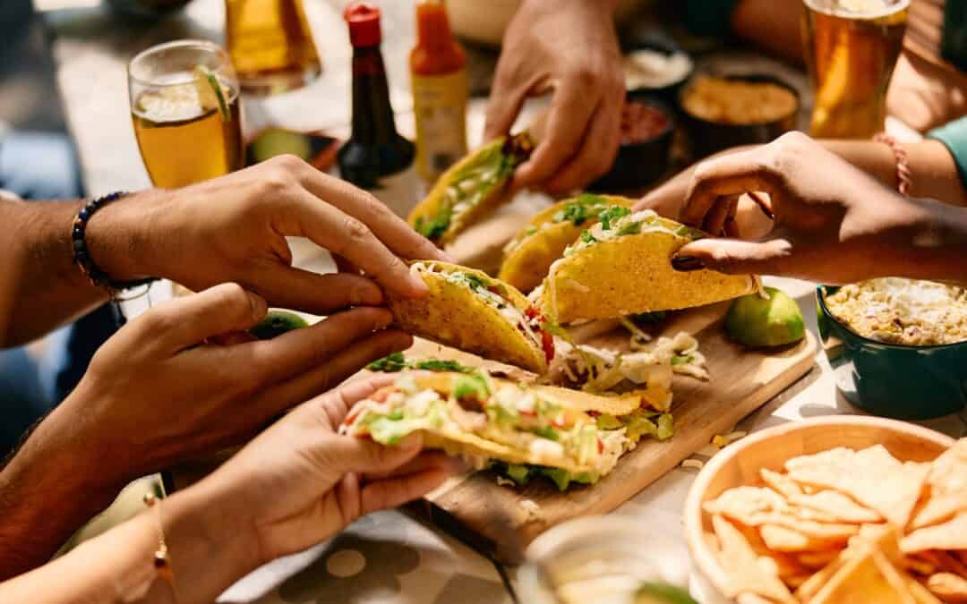 friends-eating-tacos-in-Mexican-restaurant